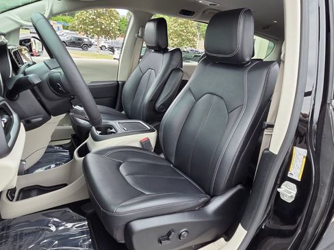 Used 2024 Chrysler Pacifica Limited FWD image 7