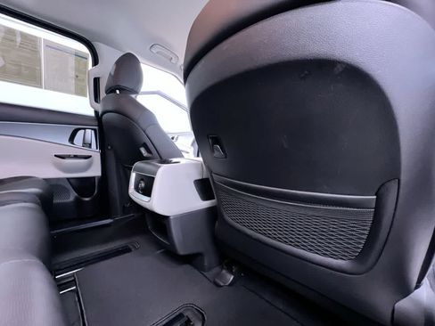 Used 2024 Kia Carnival LX FWD image 41