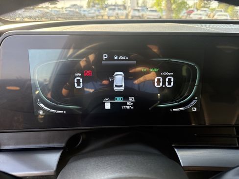 Used 2024 Kia Sportage EX image 19