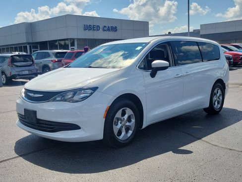 Used 2017 Chrysler Pacifica LX w/ Tire & Wheel Group FWD image 8