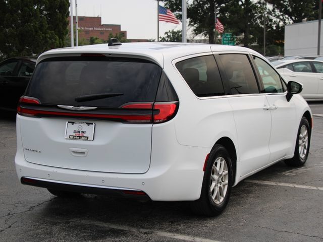 Used 2023 Chrysler Pacifica Touring-L FWD image 9