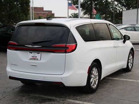 Used 2023 Chrysler Pacifica Touring-L FWD image 9
