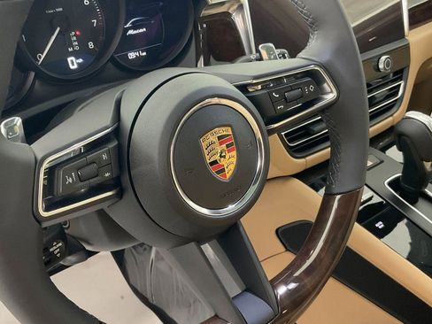 Certified 2025 Porsche Macan image 18