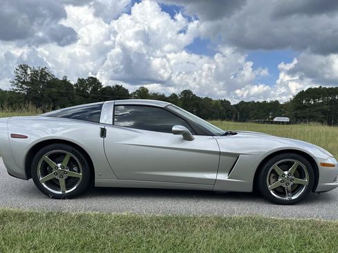 Used 2007 Chevrolet Corvette Coupe w/ Preferred Equipment Group RWD image 3