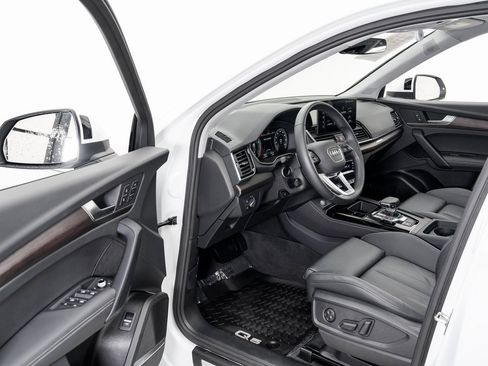 Certified 2025 Audi Q5 2.0T Premium Plus w/ Premium Plus Package image 7