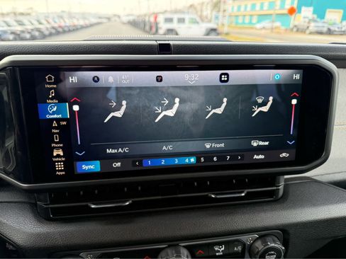 Used 2025 Jeep Gladiator Sport image 19