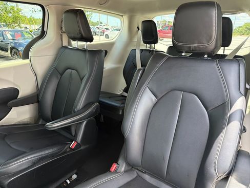 Used 2024 Chrysler Pacifica Limited FWD image 19