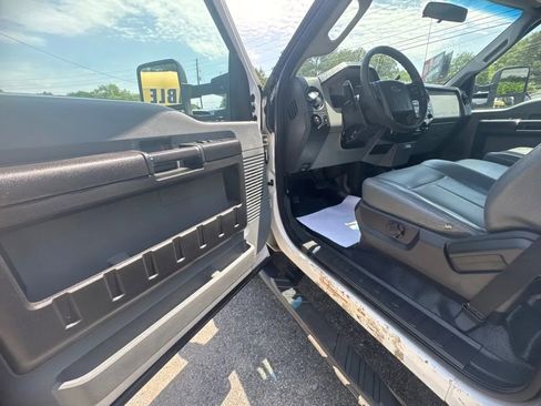 Used 2016 Ford F550 2WD Crew Cab Super Duty image 9