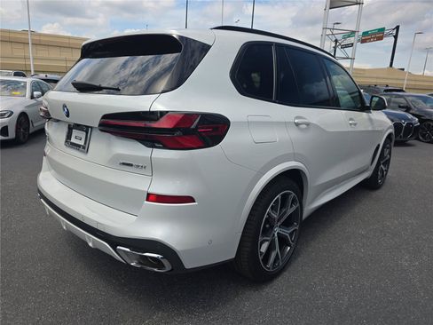 Used 2024 BMW X5 xDrive40i w/ M Sport Package AWD/4WD image 3