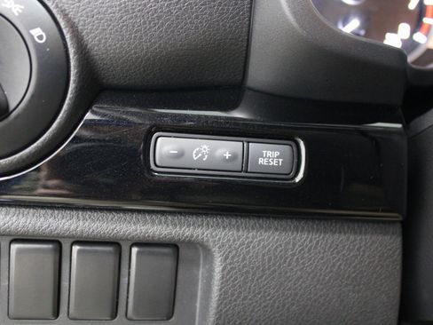 Used 2022 Nissan Titan SV image 31