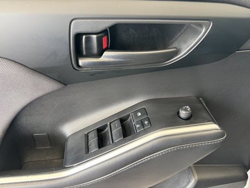 Used 2022 Toyota Highlander LE AWD/4WD image 16