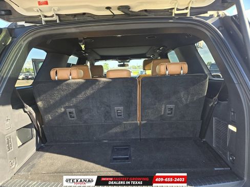 Used 2023 Ford Expedition Platinum image 14