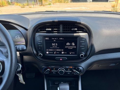 Used 2025 Kia Soul LX w/ LX Technology Package FWD image 17
