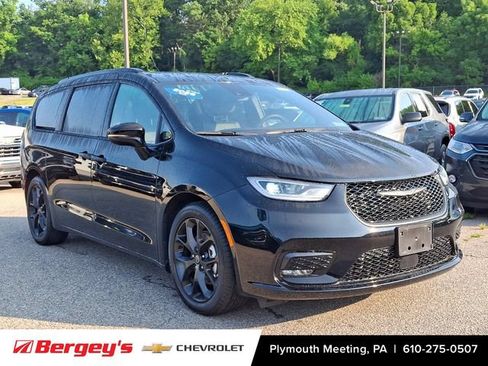 Used 2026 Chrysler Pacifica Limited w/ S Appearance Package FWD image 2