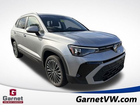 Certified 2025 Volkswagen Taos SE image 3