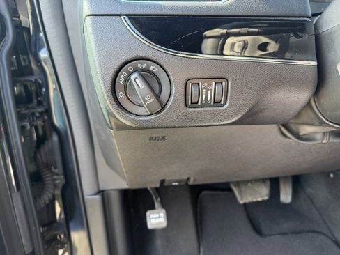 Used 2013 Chrysler Town & Country S image 17