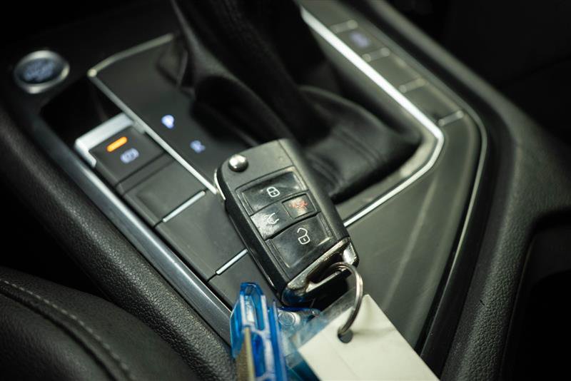 Used 2020 Volkswagen Tiguan SE R-Line FWD image 24