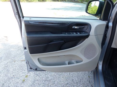 Used 2019 Dodge Grand Caravan SE FWD image 18