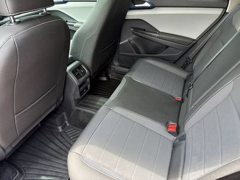 Used 2024 Volkswagen Taos SE w/ Panoramic Sunroof Package FWD image 18