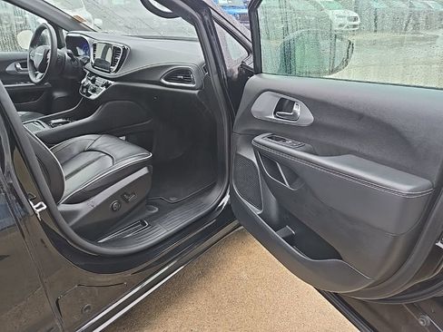 Used 2025 Chrysler Pacifica Limited image 74