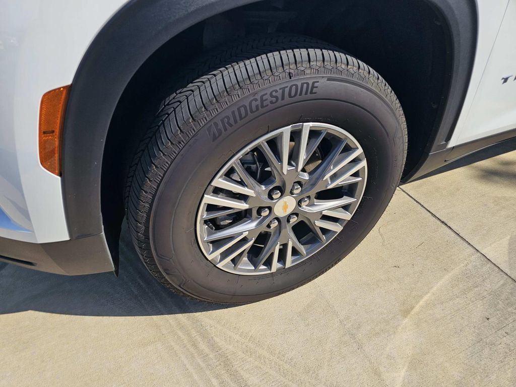 Used 2024 Chevrolet Traverse LT w/ LPO, Floor Liner Package FWD image 11