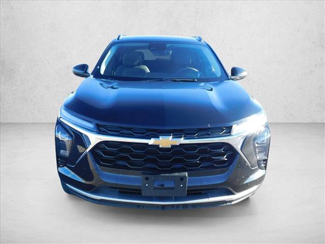 Used 2025 Chevrolet Trax LT FWD image 2