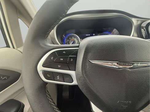 Used 2024 Chrysler Pacifica Touring-L image 22