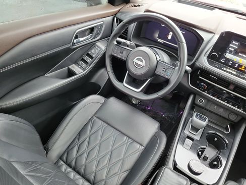 Used 2023 Nissan Rogue Platinum w/ Platinum Premium Package image 12