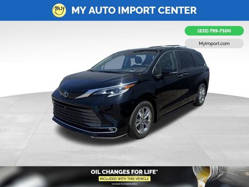 Used 2022 Toyota Sienna Platinum AWD/4WD image 3