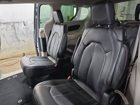 Used 2023 Chrysler Pacifica Touring-L FWD image 17