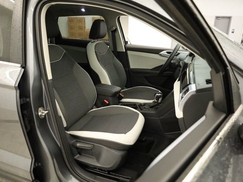 New 2026 Volkswagen Taos SE image 32