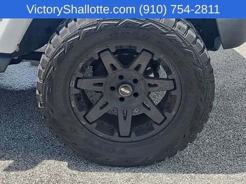 Used 2016 Jeep Wrangler Unlimited Sahara w/ Connectivity Group AWD/4WD image 24