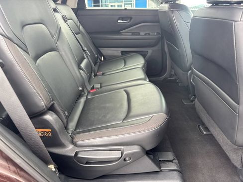 Used 2022 Nissan Pathfinder SL w/ SL Black Package FWD image 16