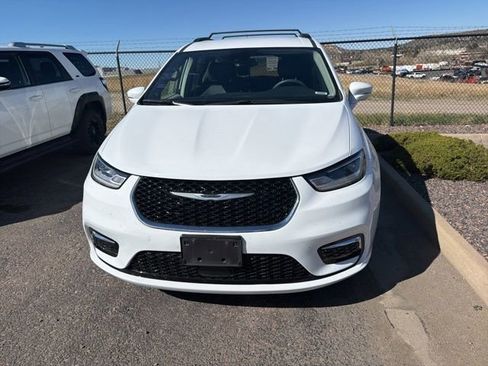 Used 2022 Chrysler Pacifica Touring-L image 2