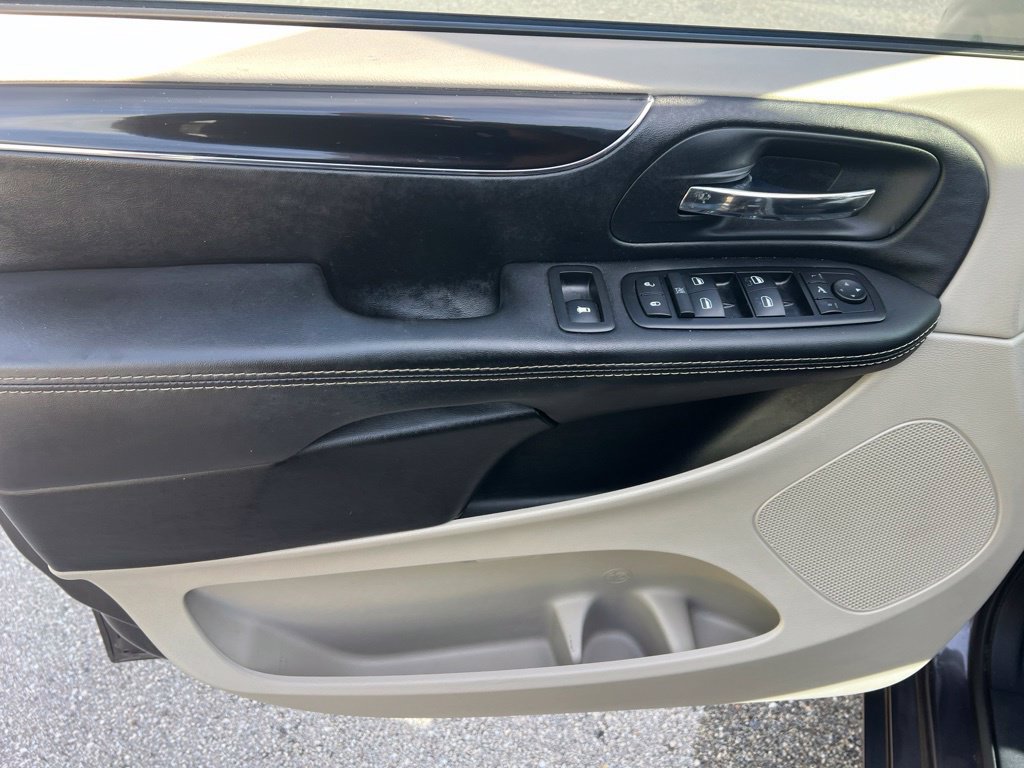Used 2014 Chrysler Town & Country Touring-L FWD image 39