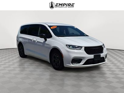 Used 2024 Chrysler Pacifica Limited