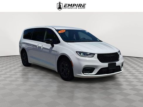 Used 2024 Chrysler Pacifica Limited FWD image 1