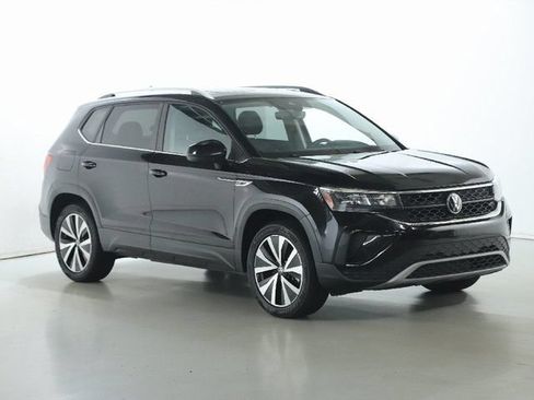 Certified 2022 Volkswagen Taos SE w/ Panoramic Sunroof Package AWD/4WD image 9