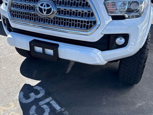 Used 2017 Toyota Tacoma TRD Sport AWD/4WD image 2