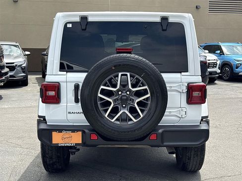 Used 2025 Jeep Wrangler Unlimited Sahara AWD/4WD image 4