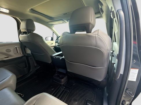 Used 2024 Toyota Sienna XLE FWD image 29
