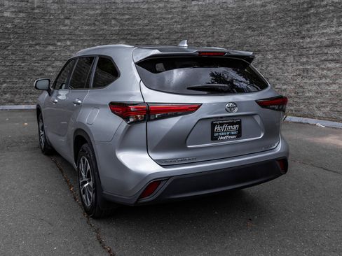 Used 2023 Toyota Highlander XLE image 9