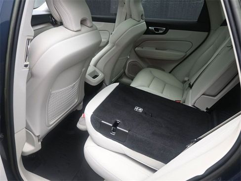 Used 2022 Volvo XC60 B5 Momentum w/ Climate Package image 24