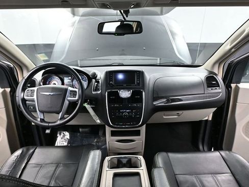 Used 2013 Chrysler Town & Country Touring image 22