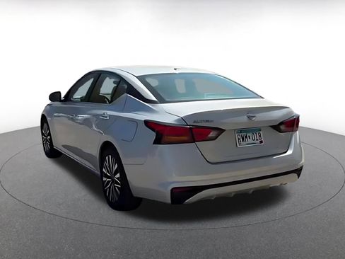 Used 2025 Nissan Altima 2.5 SV FWD image 11