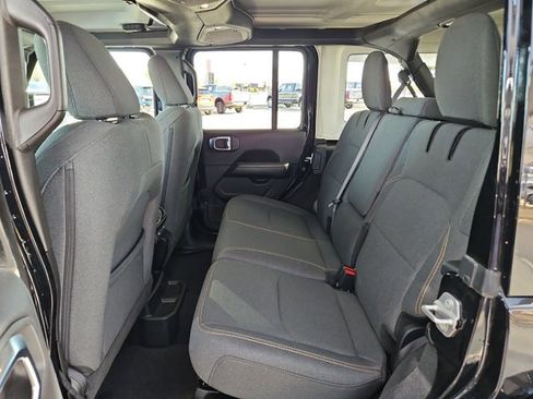 Used 2025 Jeep Wrangler Sahara image 19