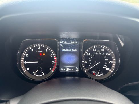 Used 2018 Nissan Titan SV w/ SV Convenience Package image 16