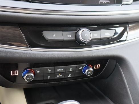 Certified 2018 Buick Enclave Essence FWD image 17