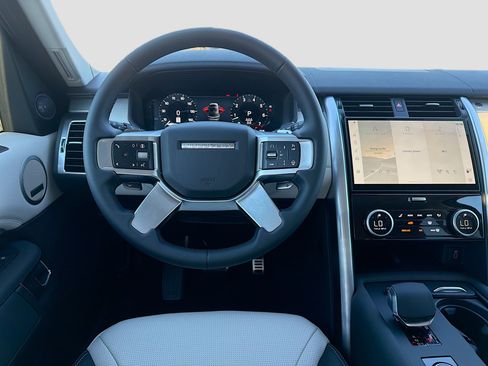 New 2026 Land Rover Discovery Limited Edition image 18
