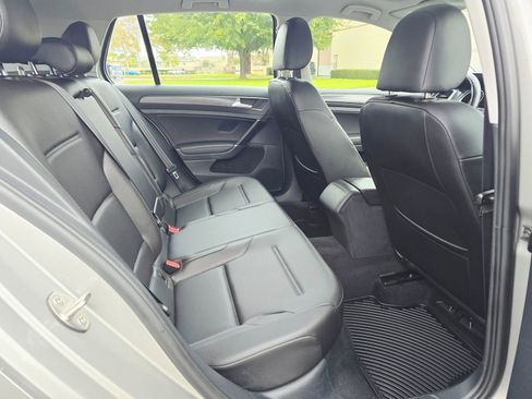 Used 2018 Volkswagen Golf SE image 31